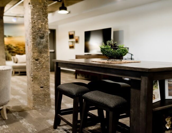 Latest Trends in Dining Room Furniture with a Traditional Twist to Welcome Guests